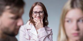 Mãe anuncia que irá se casar um dia antes do casamento do filho, que já estava marcado há mais de um ano