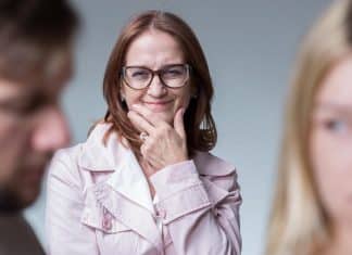 Mãe anuncia que irá se casar um dia antes do casamento do filho, que já estava marcado há mais de um ano