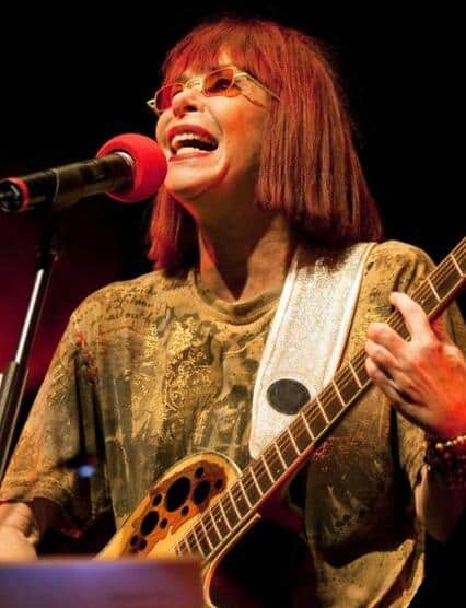 contioutra.com - Falece Rita Lee, rainha do rock brasileiro, aos seus 75 anos