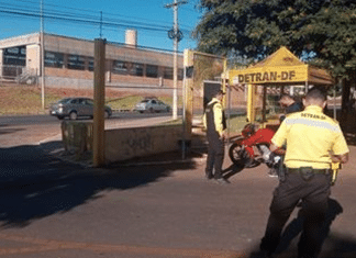 [VÍDEO]: Rapaz chega dirigindo moto para fazer prova de habilitação