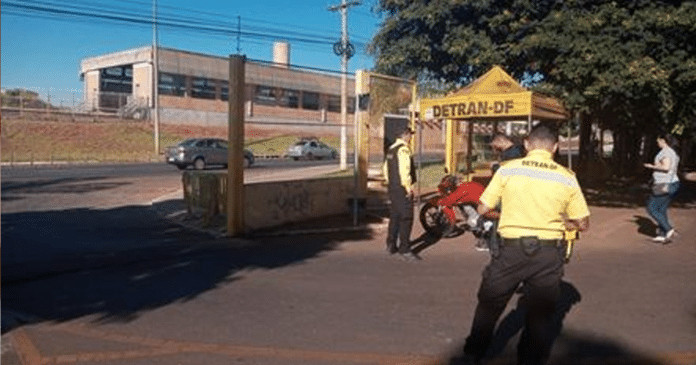 [VÍDEO]: Rapaz chega dirigindo moto para fazer prova de habilitação