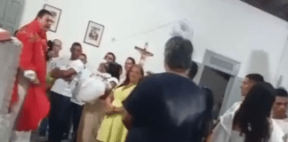 [VÍDEO]: Padre grita e expulsa padrinho de batismo por não saber o nome da afilhada