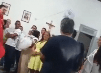 [VÍDEO]: Padre grita e expulsa padrinho de batismo por não saber o nome da afilhada