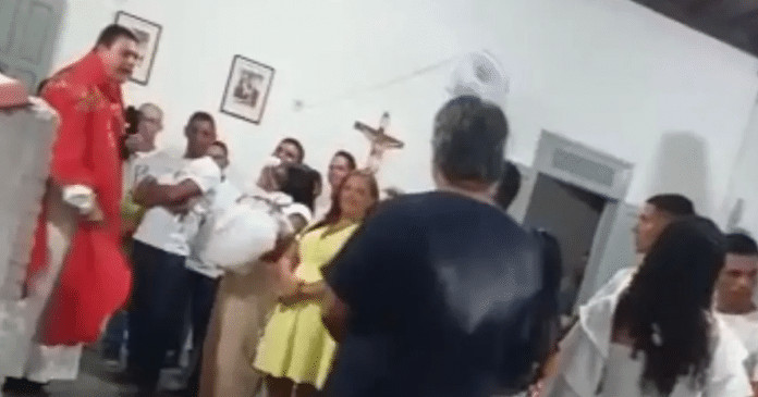 [VÍDEO]: Padre grita e expulsa padrinho de batismo por não saber o nome da afilhada