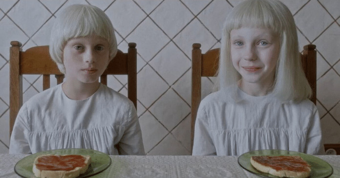 Novo terror psicológico da Netflix traz estética arrepiante e trama envolvente