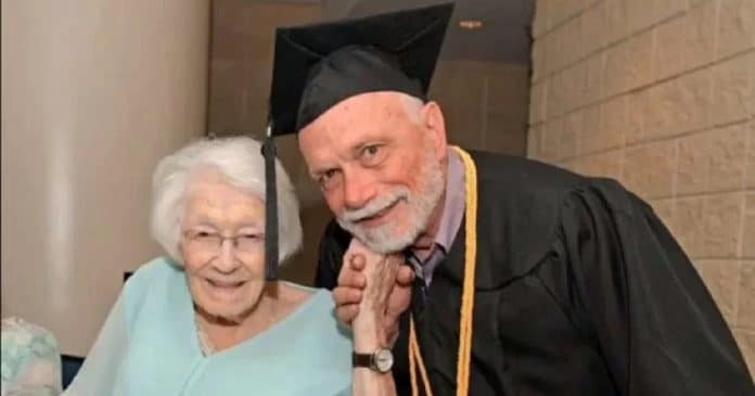 Homem de 72 anos se forma na faculdade e mãe de 98 acompanha entrega do diploma