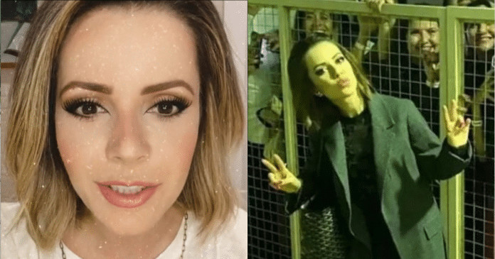 Sandy causa polêmica ao posar com fãs separados por grades: “Zoológico”