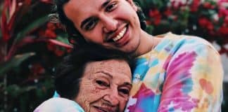 Vovó se emociona após neto dizer que ganha dinheiro com vídeos que faz dela; assista