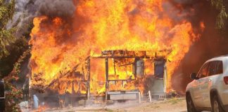 Menino de 7 anos coloca fogo em casa com padrasto abusivo dentro: ‘Foi um pedido de ajuda’ Menino de 7 anos coloca fogo em casa com padrasto abusivo dentro: ‘Foi um pedido de ajuda’