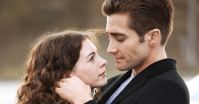 Anne Hathaway e Jake Gyllenhaal comovem o público em uma das mais lindas histórias de amor do cinema