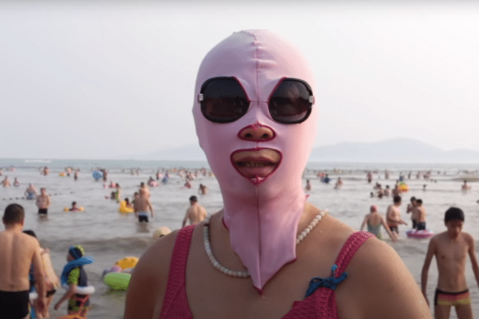 contioutra.com - Onda de calor na China faz crescer a popularidade dos 'facekinis'
