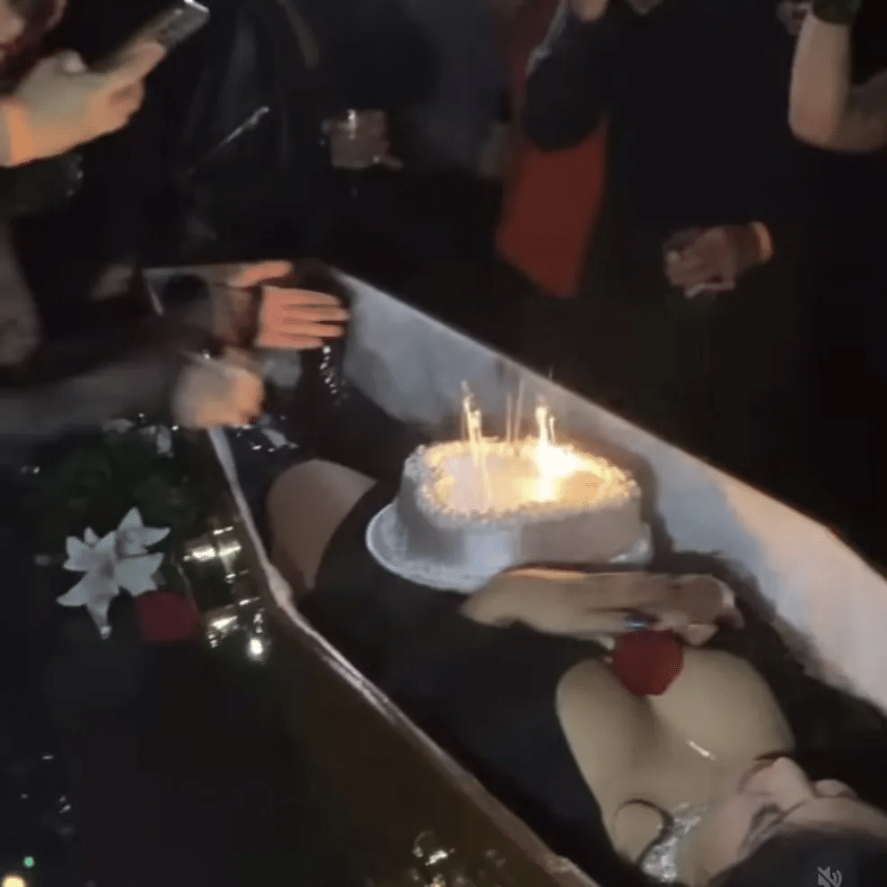 contioutra.com - Jovem viraliza ao comemorar aniversário com o tema velório