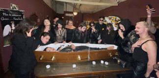 Jovem viraliza ao comemorar aniversário com o tema velório