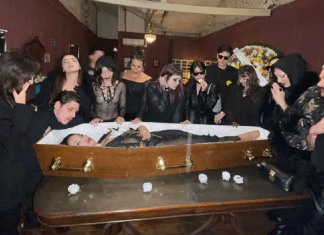 Jovem viraliza ao comemorar aniversário com o tema velório