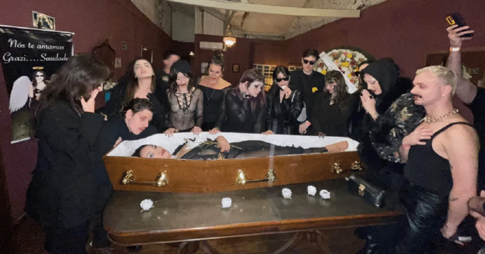 Jovem viraliza ao comemorar aniversário com o tema velório