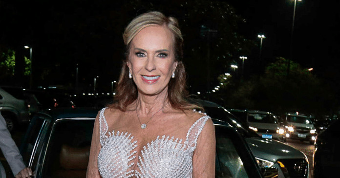 Helô Pinheiro celebra seus 80 anos com um vestido deslumbrante e surpreende com beleza