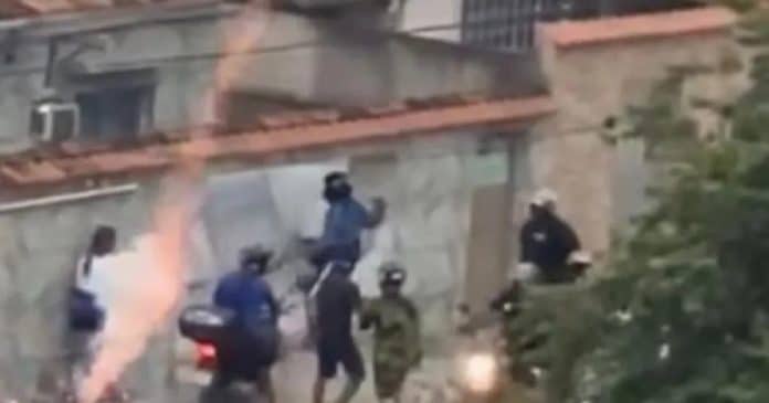 Motoboys vandalizam casa após entregador ser vítima de agressão