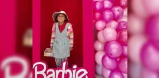 Pequena vendedora de doces comove a web com foto em caixa da Barbie
