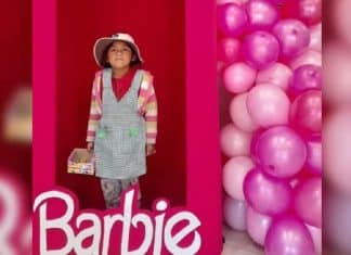 Pequena vendedora de doces comove a web com foto em caixa da Barbie