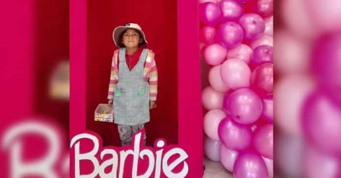 Pequena vendedora de doces comove a web com foto em caixa da Barbie