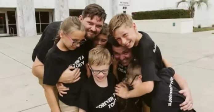 6 irmãos órfãos são adotados juntos depois de terem sido separados em lar provisório