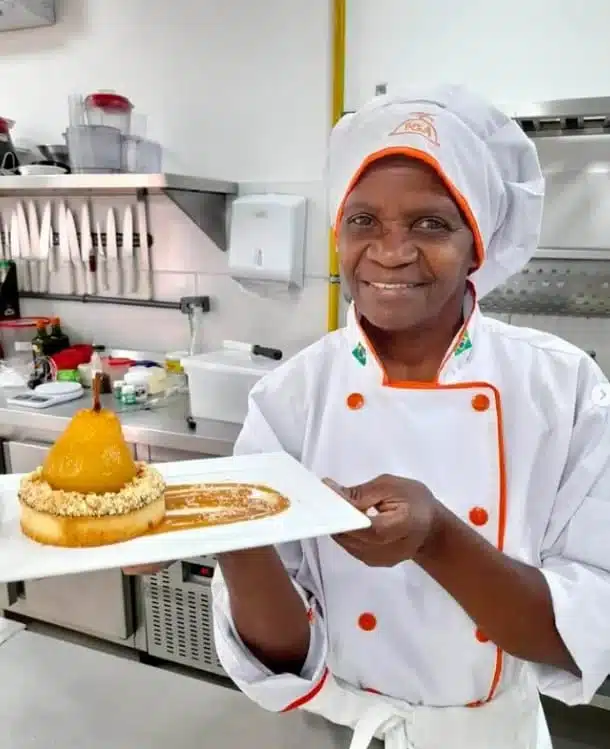 contioutra.com - Diarista de 63 anos paga curso de culinária com faxinas e realiza sonho