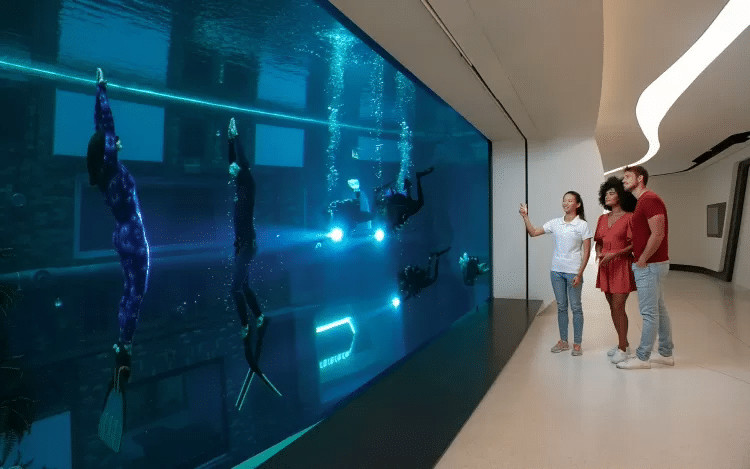 contioutra.com - Piscina de mergulho mais funda do mundo em Dubai esconde 'cidade submersa'