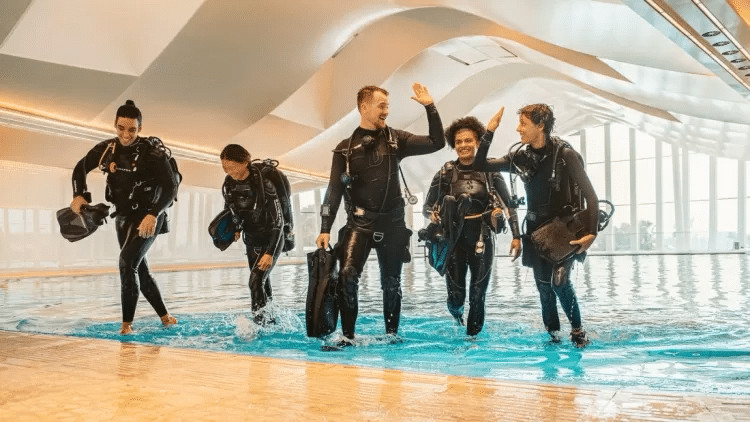 contioutra.com - Piscina de mergulho mais funda do mundo em Dubai esconde 'cidade submersa'