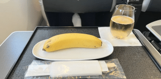 Passageiro vegano pede refeição adaptada e recebe banana como refeição em vôo
