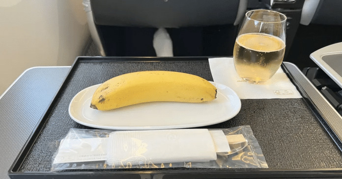 Passageiro vegano pede refeição adaptada e recebe banana como refeição em vôo