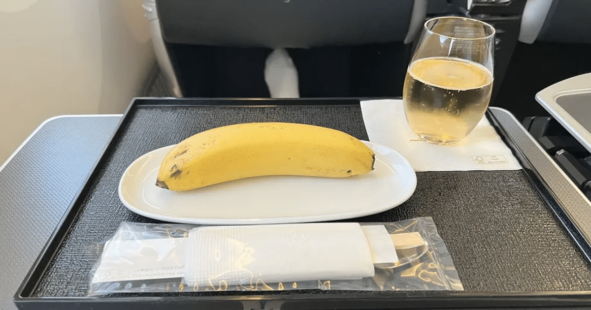 contioutra.com - Passageiro vegano pede refeição adaptada e recebe banana como refeição em vôo