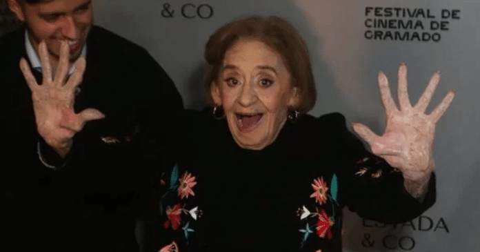 Aos 95 anos, Laura Cardoso entra na calçada da fama e emociona internautas