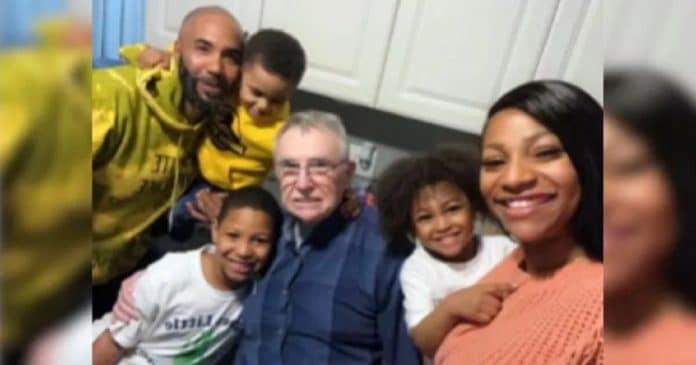 Família “adota” como avô um vizinho solitário de 82 anos: “As crianças correm até ele”