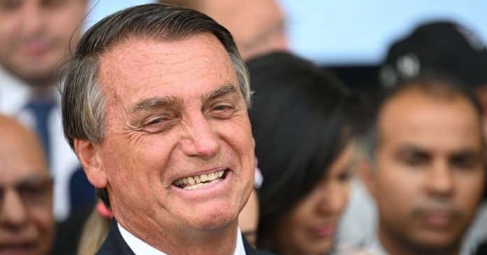 Bolsonaro passa por harmonização facial e coloca dentes de R$ 88 mil; compare antes e depois