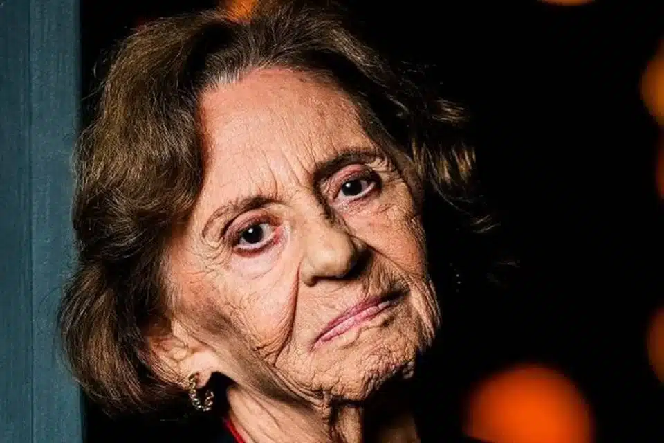 contioutra.com - Aos 95 anos, Laura Cardoso entra na calçada da fama e emociona internautas