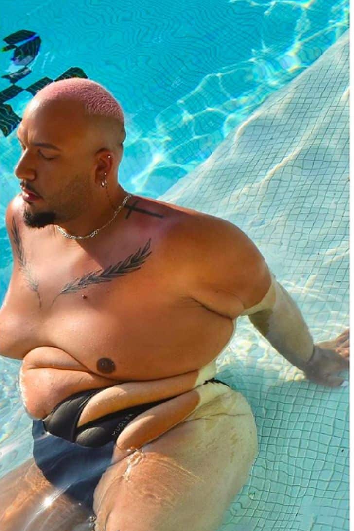 contioutra.com - "Mostrem esses corpos": Homem de 204 quilos posa com orgulho de biquíni