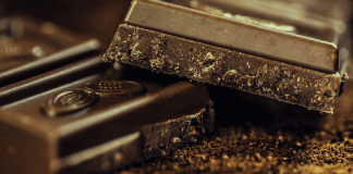 Você sabia que chocolates contém pedaços de baratas e outros insetos? Saiba mais