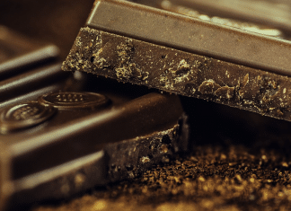 Você sabia que chocolates contém pedaços de baratas e outros insetos? Saiba mais