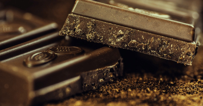 Você sabia que chocolates contém pedaços de baratas e outros insetos? Saiba mais