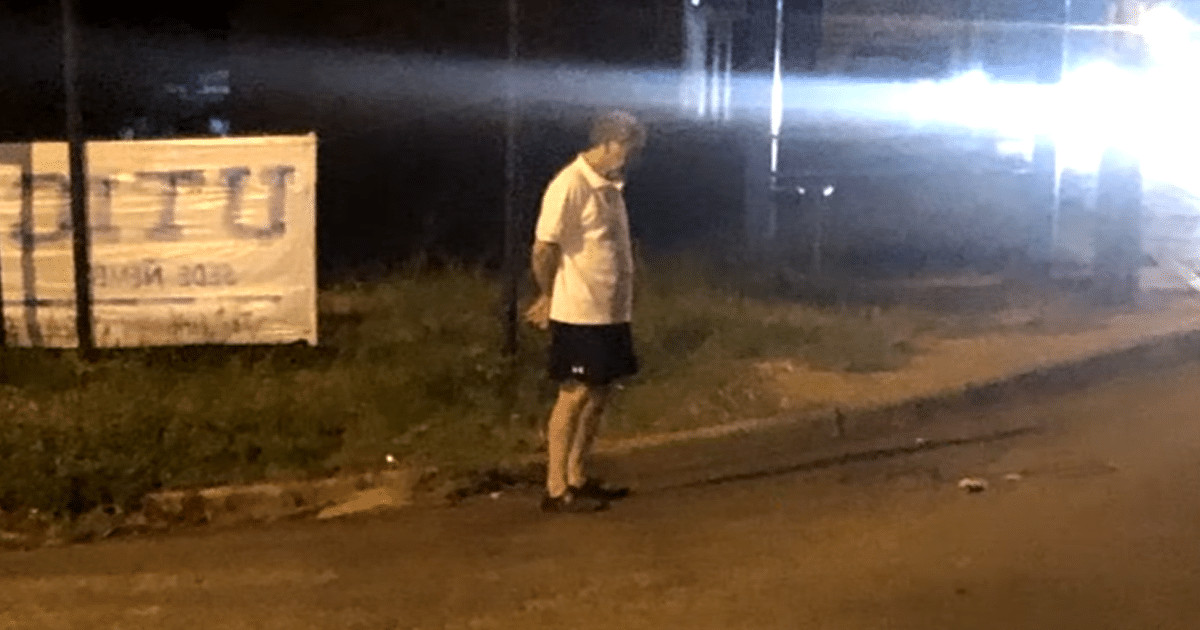 contioutra.com - "Fa&ccedil;a chuva ou fa&ccedil;a sol": Pai espera filha no ponto de &ocirc;nibus todas as noites