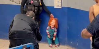 Vídeo: Boneco Chucky é ‘algemado e preso’ pela polícia no México