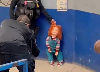 Vídeo: Boneco Chucky é ‘algemado e preso’ pela polícia no México