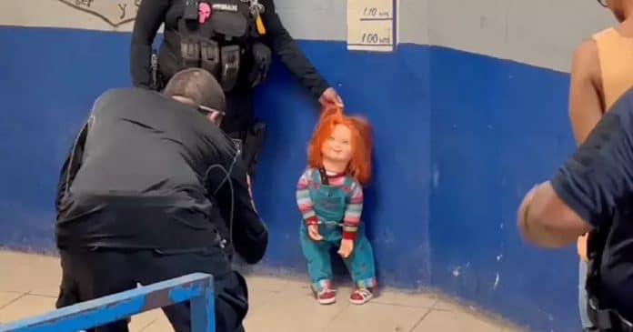 Vídeo: Boneco Chucky é ‘algemado e preso’ pela polícia no México