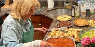 ‘Mãe de aluguel’ cobra R$ 50 mil ao ano para cozinhar, lavar a roupa e ajudar universitários