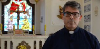 Padre pede dispensa da Igreja Católica após descobrir que vai ser pai em Franca, SP