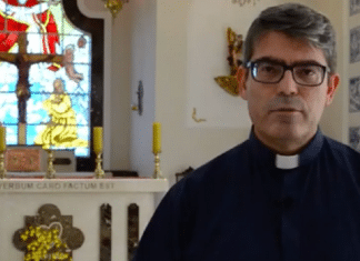 Padre pede dispensa da Igreja Católica após descobrir que vai ser pai em Franca, SP