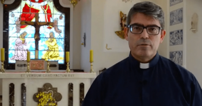 Padre pede dispensa da Igreja Católica após descobrir que vai ser pai em Franca, SP