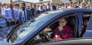Alunos presenteiam professor que levava 4 horas para se locomover até o trabalho