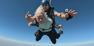 Idosa de 104 anos entra para o Guinness Records ao saltar de paraquedas. Assista!
