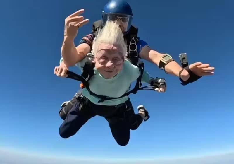 contioutra.com - Idosa de 104 anos entra para o Guinness Records ao saltar de paraquedas. Assista!